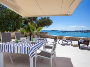 Es turó, luxury beachfront apartment in Colonia San Jordi