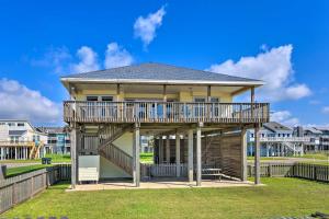Holiday Home room in Beachfront Galveston Getaway with Deck and Views!
