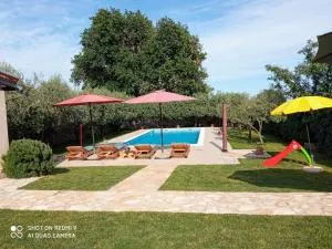 Mala kuća sa velikim grijanim bazenom ANTONIO - سيسان