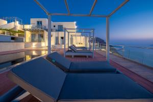 Gizis Exclusive Santorini Greece