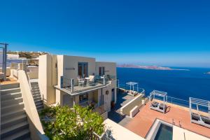 Gizis Exclusive Santorini Greece