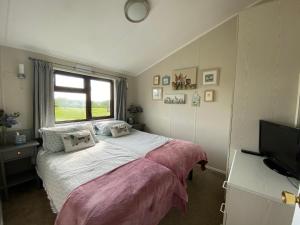 Rew Farm Country & Equestrian Accommodation - Sunrise Lodge