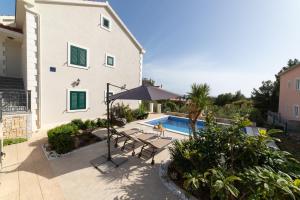 Villa Sun Garden - 4 star villa with heated swimming pool, quiet bay, BBQ, 50m from the sea