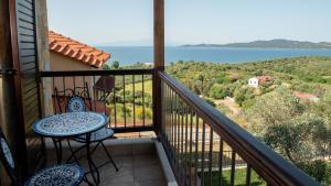 Dandy Villas Nea Roda - Melodic Waves - Private - Pool - Parking - Cellar