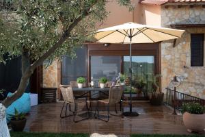 Dandy Villas Nea Roda - Melodic Waves - Private - Pool - Parking - Cellar