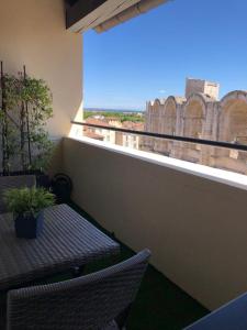 Studio climatisé avec balcon face aux arènes dArles