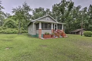 Renovated Home with Screened-In Patio on Hwy 90! - Altha