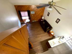 King Suite - Lofted room in Woodland Inn & Suites