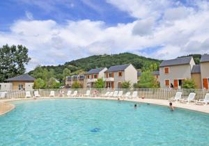 Maisons de vacances T3 duplex village geolia Saint geniez d'olt avec 2 piscines aux portes de l'aubrac 64 : photos des chambres