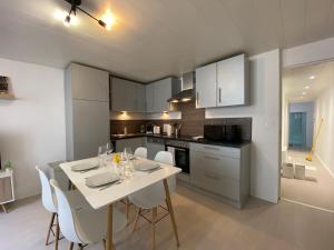 Appartements Les Cosy De Nancy - Mister charles sous les toits, Place du marche 4* : photos des chambres