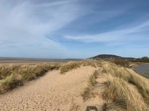 Maisons de vacances VILLA 600m de la plage calme Location possible a partir de 3 nuitees, pouvant accueillir 6-8 pers Activites nautiques randonnee velo peche golf casinos : photos des chambres