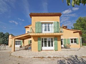 Maisons de vacances Stunning Holiday Home in Brue Auriac with Swimming Pool : photos des chambres