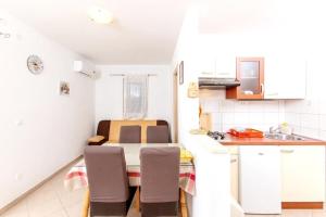 Apartment in Slatine with sea view, balcony, air conditioning, Wi-Fi (4784-1)