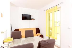 Apartment in Slatine with sea view, balcony, air conditioning, Wi-Fi (4784-1)