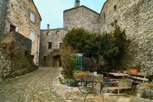 Appart T2 Village vacance 3 étoiles St Geniez dOlt 2 piscines chauffées 75