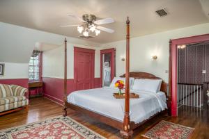 King Suite room in Cedars of Williamsburg Bed & Breakfast