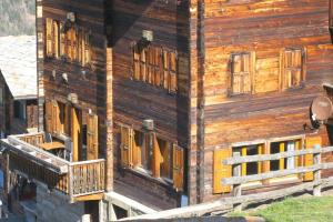 Alpia 26 - Zwei Zimmerwohnung in traditionellem Walliser Haus