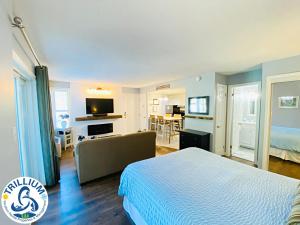 Slopeside Blue Mountain Condo - Wifi, LinensTowels, Ski InOut
