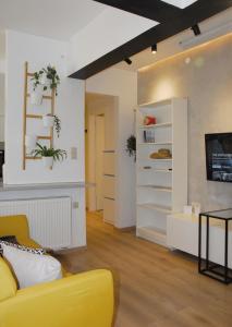 Modern house with garden and bathroom TV in front of the Venetial Walls