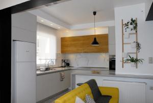Modern house with garden and bathroom TV in front of the Venetial Walls