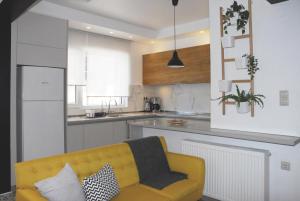 Modern house with garden and bathroom TV in front of the Venetial Walls