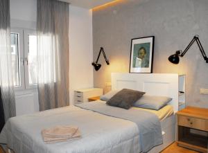 Modern house with garden and bathroom TV in front of the Venetial Walls
