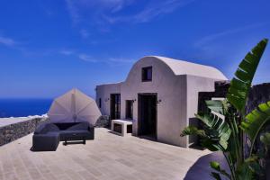 Cavalieros Honeymoon Villa with Private Heated Pool and Caldera View