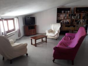 Spacious attic apartment img2