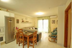 Two bedroom apartment in beachfront complex with pool in Playa de Las Américas.