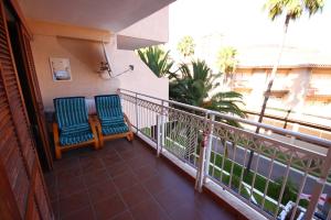 Two bedroom apartment in beachfront complex with pool in Playa de Las Américas.