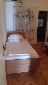 Ferienwohnung in Kustici mit Meerblick, Balkon, Klimaanlage, W-LAN (3597-3)