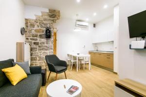 HIDDEN GEM OLD TOWN APARTMENT by DuHomes