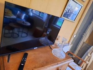 MAISON centre ville historique - Bain à remous, Sauna, cour extérieure privative - tout peut se faire à pied à 3min du vieux port, 10min de la plage, 3min dun Parking gratuit, restaurants, boutiques, musés, etc