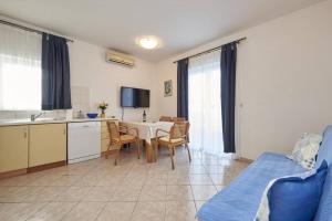 Apartment in Slatine with sea view, terrace, air conditioning, Wi-Fi (4789-4)
