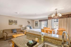 Studio room in Heart of Breck Studio Hot tub Pool and Parking