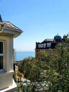 Top quality beach front apartment sleep up to 7 guests