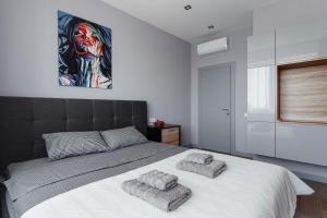 Grey Apartment in Arcadia 18 floor