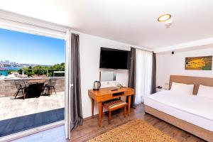 Suite with Balcony and Sea View room in Neda Hotel Istanbul