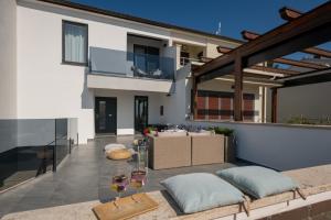 Sea view modern spacious lounge house