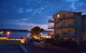 Apartment in Trogir with sea view, balcony, air conditioning, Wi-Fi (4786-3)