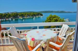 Apartment in Trogir with sea view, balcony, air conditioning, Wi-Fi (4786-3)