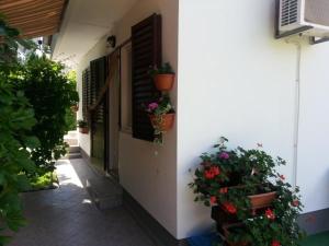 Studio Apartment in Sabunike with Terrace, Air Conditioning, Wi-Fi (231-3)