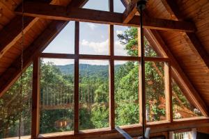 Three-Bedroom House room in Bearway to Heaven with Views Hot Tub and Game Room