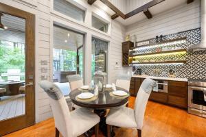 Strawberry Wine - Stunning Luxury Cabin, 2 Bedrooms with Game Room and Hot Tub !
