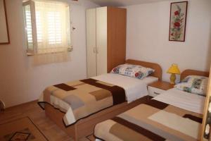 Apartment in Pirovac with Terrace, Air condition, WIFI, Washing machine (4793-1)