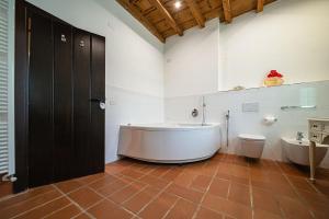 Zimmer mit Kingsize-Bett und Whirlpool