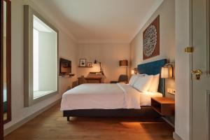 Queen Room with Atrium View room in voco The Hague an IHG Hotel