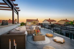 Sea view modern spacious lounge house