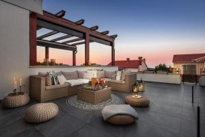 Sea view modern spacious lounge house