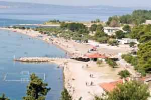 Apartment in Omiš with sea view, balcony, air conditioning, Wi-Fi (161-4)